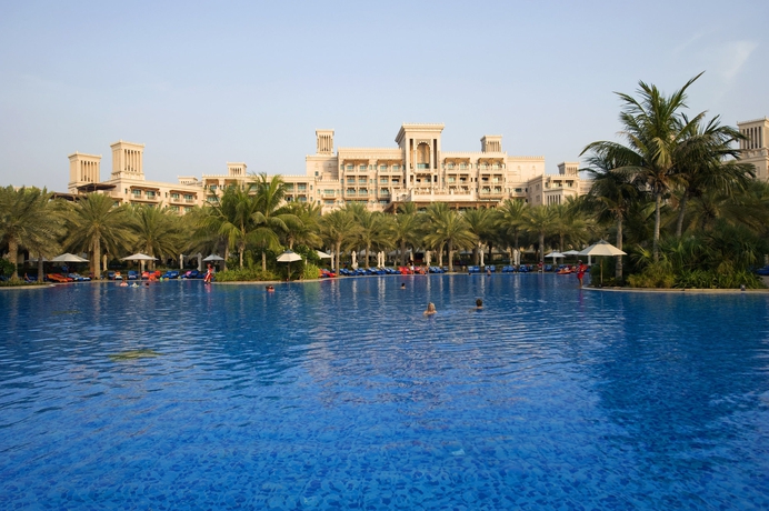 Imagen de la piscina del Hotel Jumeirah Al Qasr. Foto 15
