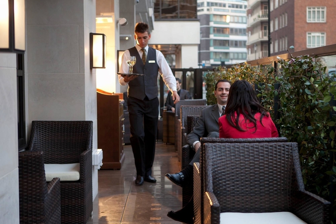 Imagen del bar/restaurante del Hotel Jumeirah Carlton Tower London. Foto 2