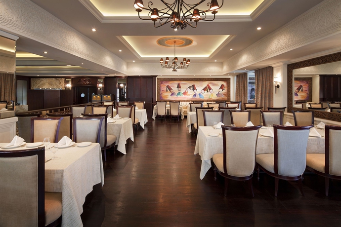 Imagen del bar/restaurante del Hotel Jumeirah Emirates Towers Dubai. Foto 2