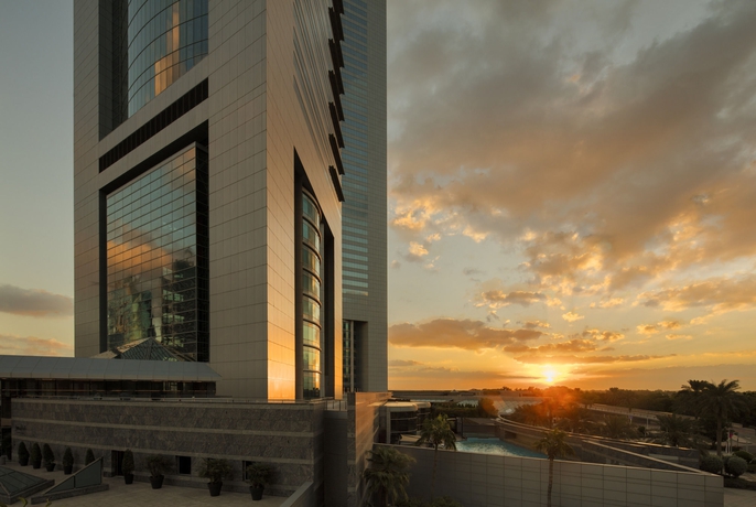 Imagen de la piscina del Hotel Jumeirah Emirates Towers Dubai. Foto 16
