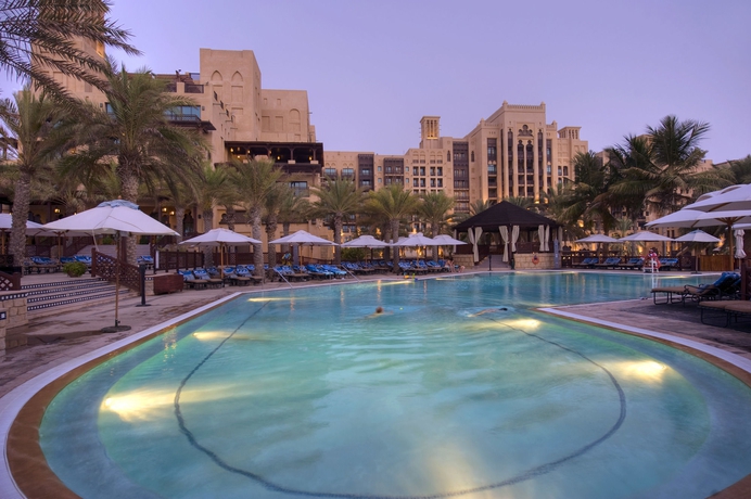Imagen de la piscina del Hotel Jumeirah Mina Al Salam. Foto 10