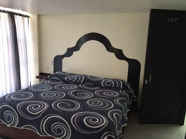 Imagen de la habitación del Hotel June. Foto 2