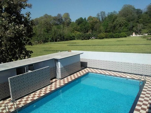 Imagen de la piscina del Hotel Jungle Corbett Castle. Foto 12