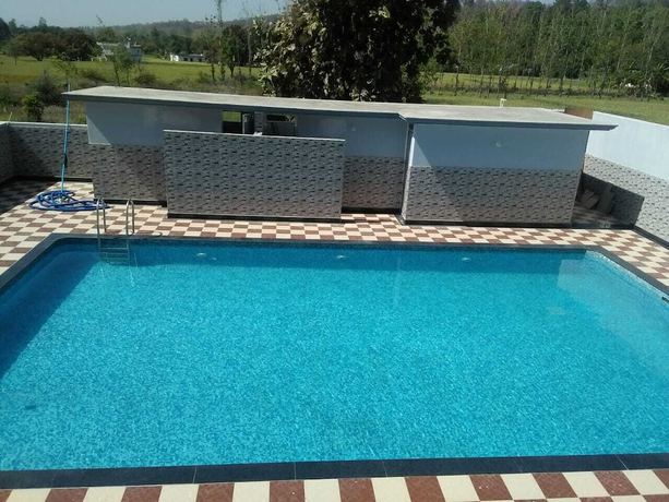 Imagen de la piscina del Hotel Jungle Corbett Castle. Foto 13