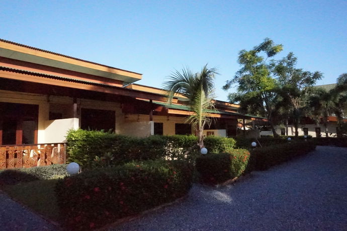 Imagen de la piscina del Hotel Jungle Village Bungalows. Foto 16