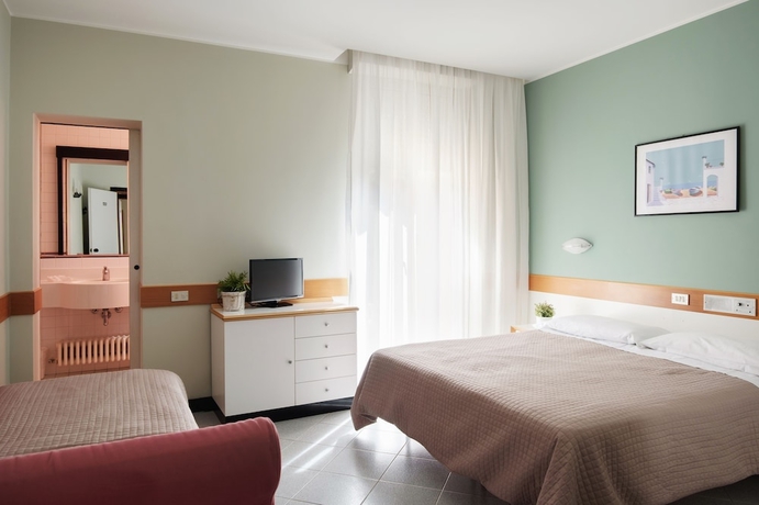 Imagen de la habitación del Hotel Junior. Foto 6