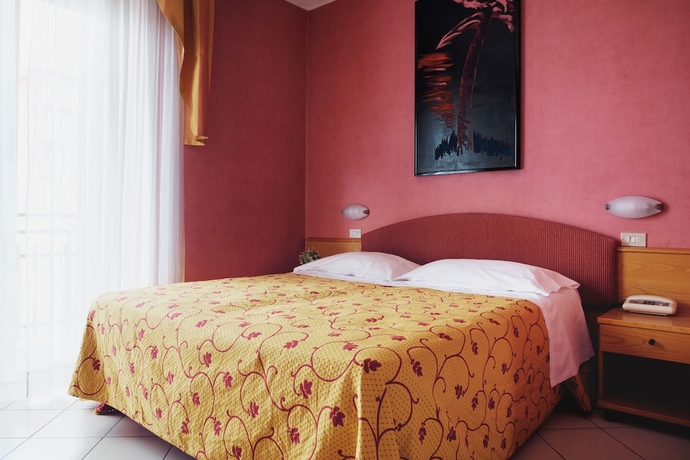 Imagen de la habitación del Hotel Junior. Foto 7