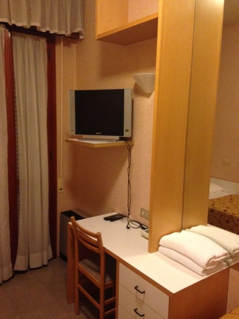 Imagen de la habitación del Hotel Junior. Foto 9