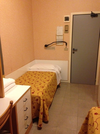 Imagen de la habitación del Hotel Junior. Foto 10