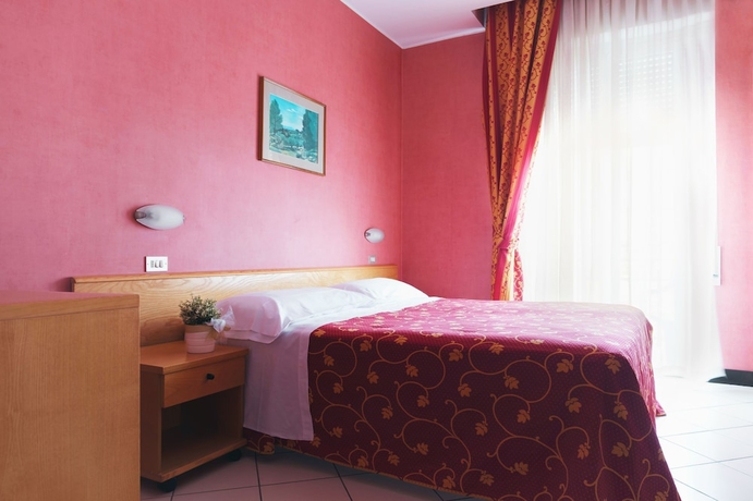 Imagen de la habitación del Hotel Junior. Foto 11