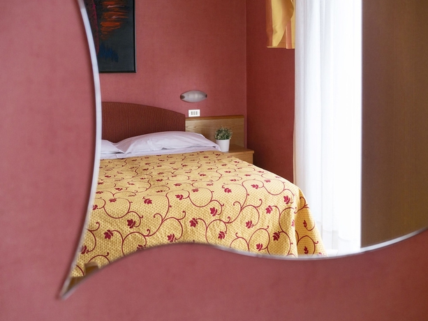 Imagen de la habitación del Hotel Junior. Foto 12