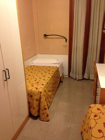 Imagen de la habitación del Hotel Junior. Foto 13