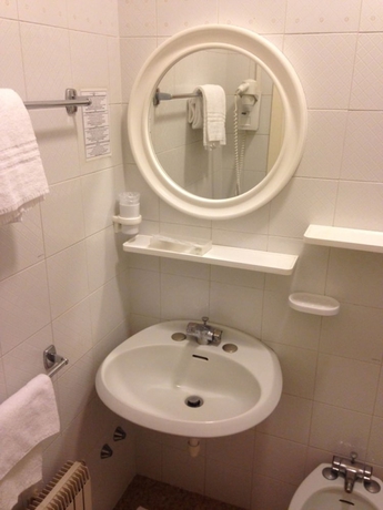 Imagen de la habitación del Hotel Junior. Foto 17