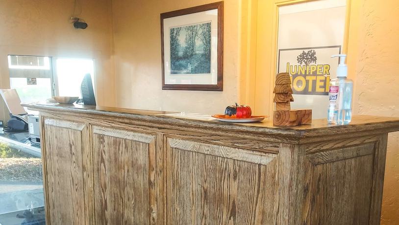 Imagen de los interiores del Hotel Juniper Motel Madras. Foto 19