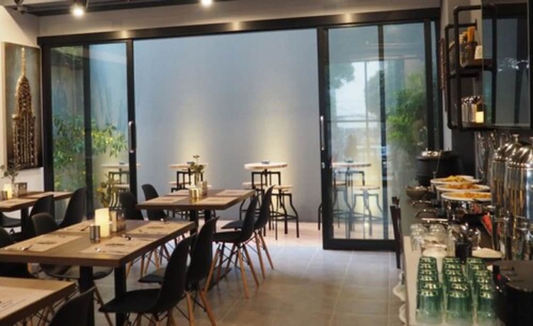 Imagen del bar/restaurante del Hotel Juno Tanah Abang Jakarta. Foto 4