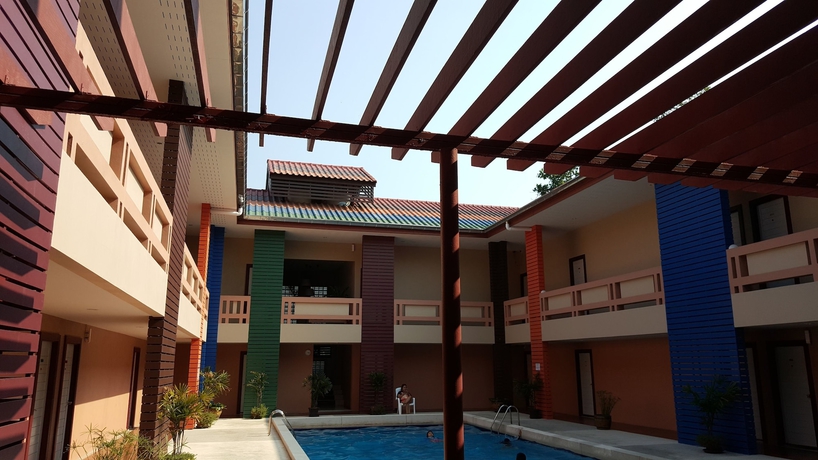 Imagen de la piscina del Hotel Juntima Place At Amphawa. Foto 19