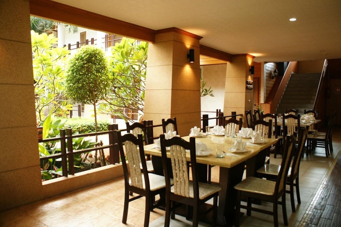 Imagen del bar/restaurante del Hotel Juntra Resort and. Foto 2