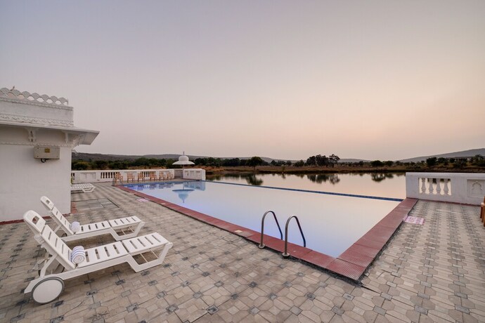Imagen de la piscina del Hotel Justa Lake Nahargarh Palace. Foto 33