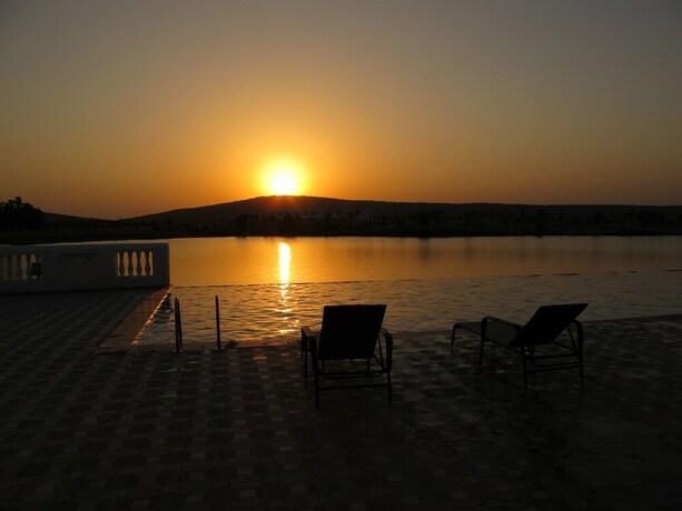 Imagen de la piscina del Hotel Justa Lake Nahargarh Palace. Foto 34