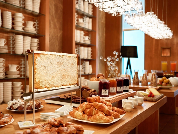 Imagen del bar/restaurante del Hotel Jw Marriott Frankfurt. Foto 3