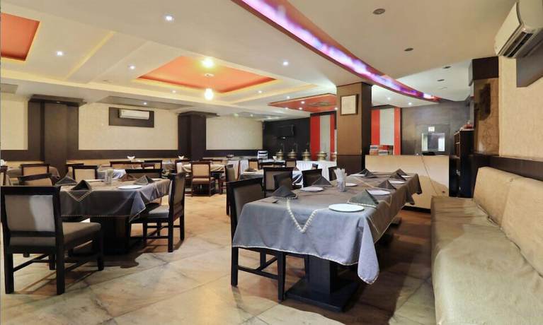 Imagen del bar/restaurante del Hotel Jypore Saffron Inn and Suites. Foto 2
