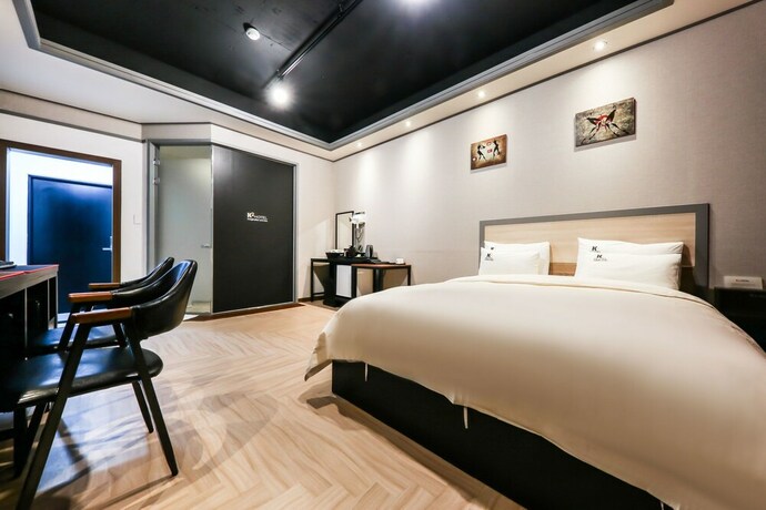 Imagen de la habitación del Hotel K2 Hotel. Foto 15