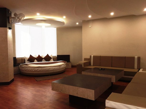 Imagen de la habitación del Hotel K3 Club Residency. Foto 13