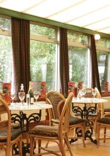 Imagen del bar/restaurante del Hotel KAIM PARK. Foto 3