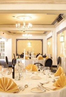 Imagen del bar/restaurante del Hotel KAIM PARK. Foto 4