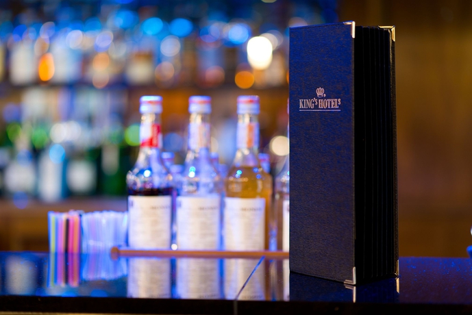 Imagen del bar/restaurante del Hotel KING's First. Foto 2