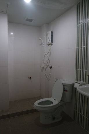 Imagen de la habitación del Hotel KJS Pattaya. Foto 2