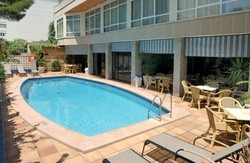 Imagen de la piscina del Hotel KROSS BAHIA DE PALMA. Foto 11