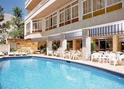 Imagen de la piscina del Hotel KROSS BAHIA DE PALMA. Foto 12