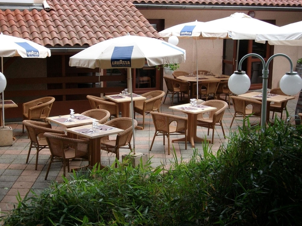 Imagen del bar/restaurante del Hotel KYRIAD GRENOBLE SEYSSINS. Foto 2