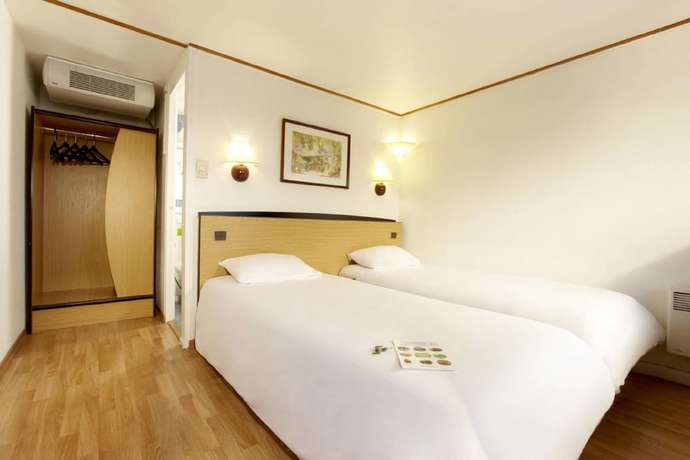 Imagen general del Hotel KYRIAD HONFLEUR - La Riviere Saint Sauveur. Foto 1