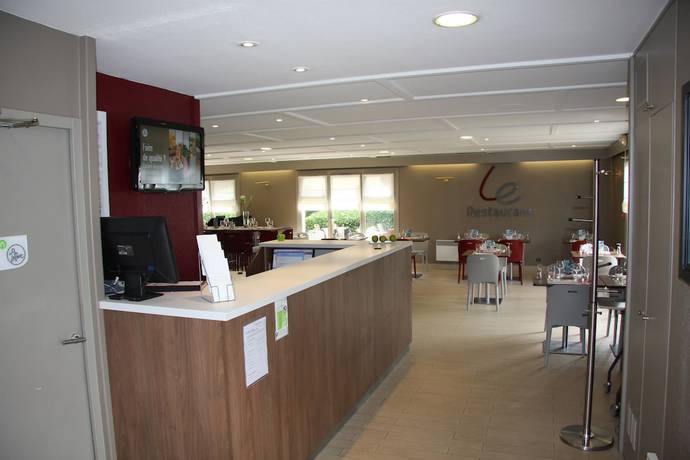Imagen de los interiores del Hotel KYRIAD HONFLEUR - La Riviere Saint Sauveur. Foto 19