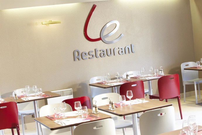 Imagen del bar/restaurante del Hotel KYRIAD HONFLEUR - La Riviere Saint Sauveur. Foto 4