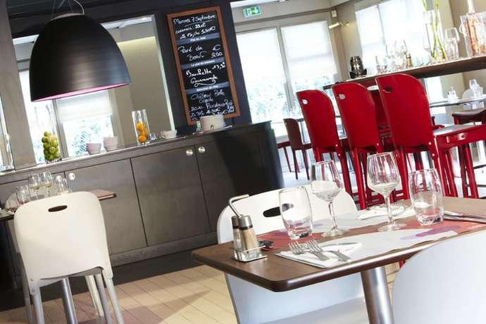 Imagen del bar/restaurante del Hotel KYRIAD HONFLEUR - La Riviere Saint Sauveur. Foto 5