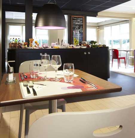 Imagen del bar/restaurante del Hotel KYRIAD HONFLEUR - La Riviere Saint Sauveur. Foto 7