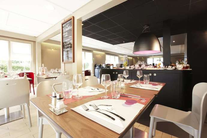Imagen del bar/restaurante del Hotel KYRIAD HONFLEUR - La Riviere Saint Sauveur. Foto 8