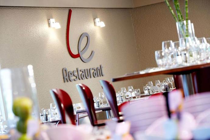 Imagen del bar/restaurante del Hotel KYRIAD HONFLEUR - La Riviere Saint Sauveur. Foto 9