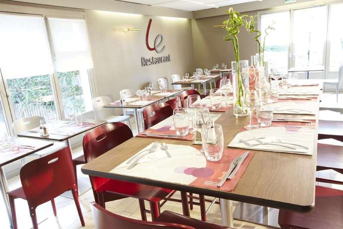 Imagen del bar/restaurante del Hotel KYRIAD HONFLEUR - La Riviere Saint Sauveur. Foto 12