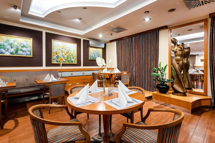 Imagen del bar/restaurante del Hotel K&aacute;lv&aacute;ria, Gyor. Foto 4