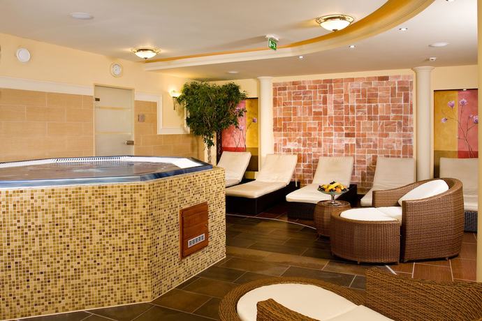 Imagen de la piscina del Hotel K&aacute;lv&aacute;ria, Gyor. Foto 18