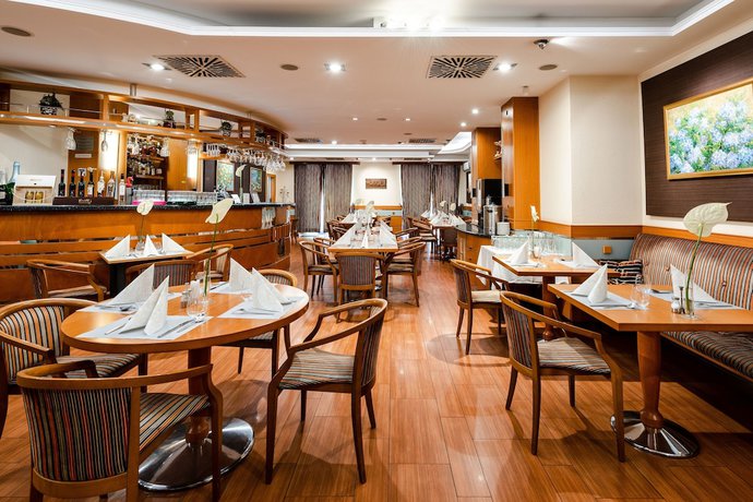 Imagen del bar/restaurante del Hotel K&aacute;lv&aacute;ria, Gyor. Foto 5