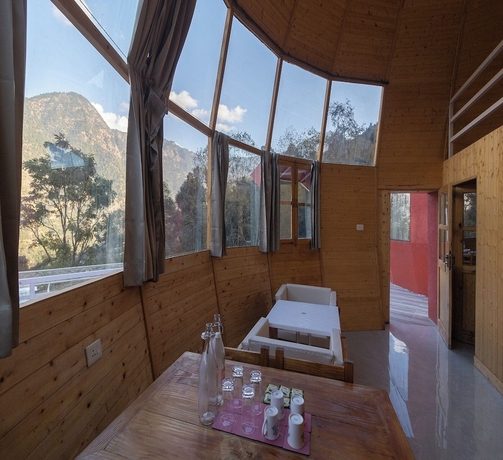 Imagen del bar/restaurante del Hotel Kaafal Cottages The Himalayan Home. Foto 4