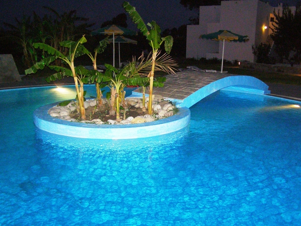 Imagen de la piscina del Hotel Kabanaris Bay. Foto 16