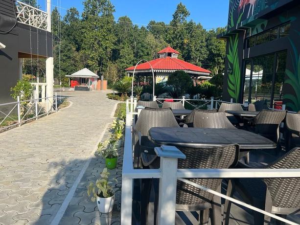 Imagen del bar/restaurante del Hotel Kadambini Jungle Resort. Foto 9