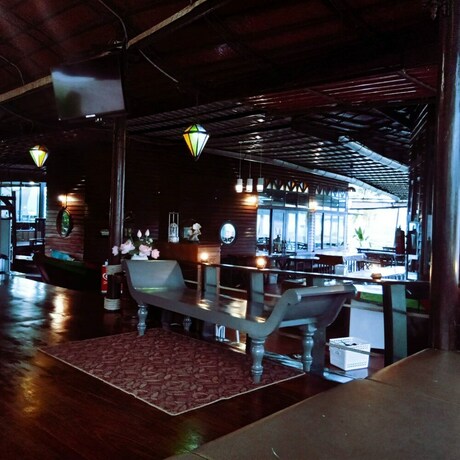 Imagen de los interiores del Hotel Kaengkrachan Boathouse Paradise Resort. Foto 35