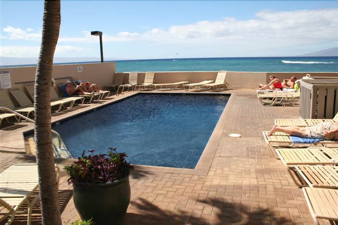 Imagen de la piscina del Hotel Kahana Beach Vacation Club. Foto 20